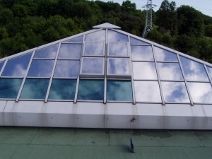 Szklany dach w trakcie instalacji folii zewntrznej.